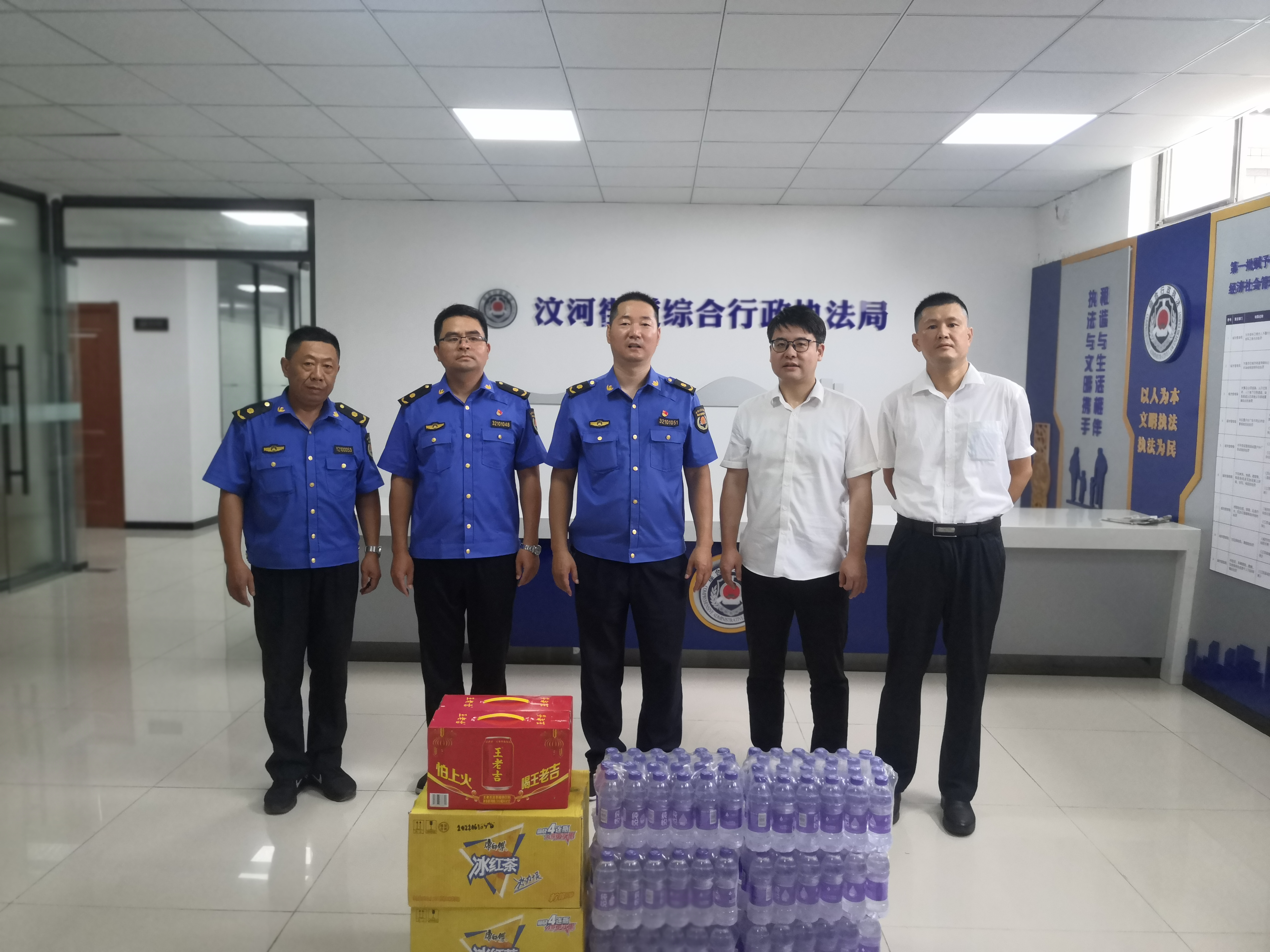 1659330983292706.jpg 7.26慰問城管汶河大隊.jpg